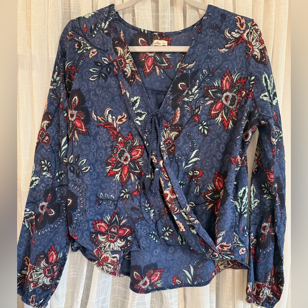 Hollister Navy Floral Wrap V-neck Tie front High-Low Top size Large